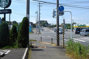 旧店舗を右手に見て、1つ目の及川中原交差点（左角にスターバックスさん）を左折して下さい。