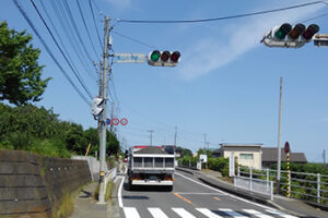 通りには飯山小学校入口の交差点があります。
