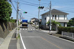 この交差点から数百m先の左手に新店舗があります。